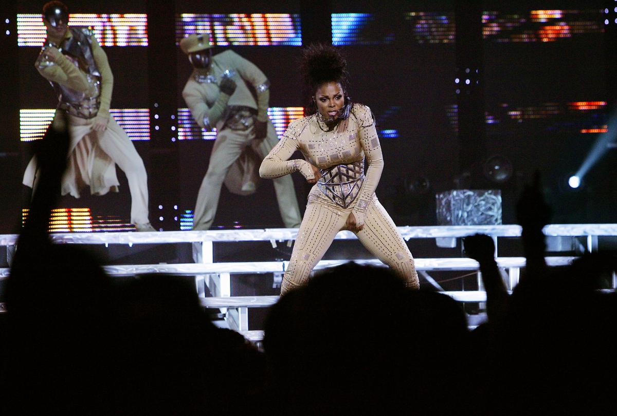 PLEASURE PRINCIPLE: Janet Jackson rocks the house moving to "Pleasure Principle" at Staples Center. //ADDITIONAL INFO: Review of Janet Jackson at Staples Center. LL Cool J opens.  : janet.0918.cy  -  091708 CINDY YAMANAKA, THE ORANGE COUNTY REGISTER - CQ's